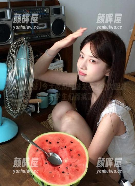 今天吃瓜网站发布了个大胆挑战，大学生们都疯了！